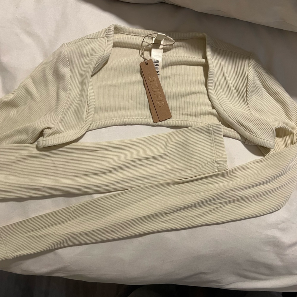 Skims soft lounge shrug in bone size XS BNWT